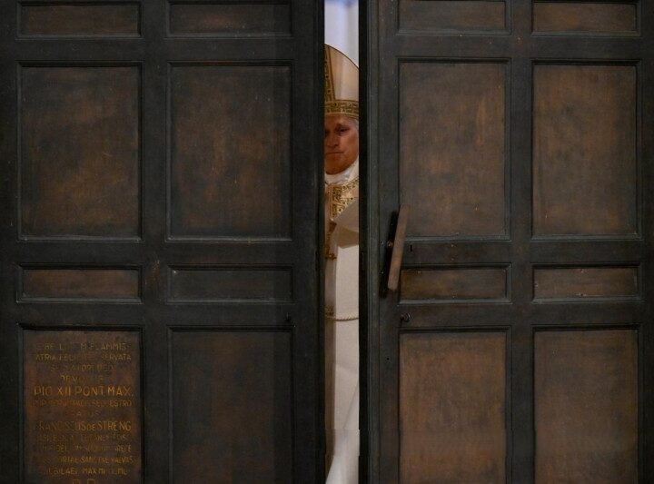 León XIV llama a redistribuir los bienes y a sustituir la industria de la guerra por el artesanado de la paz