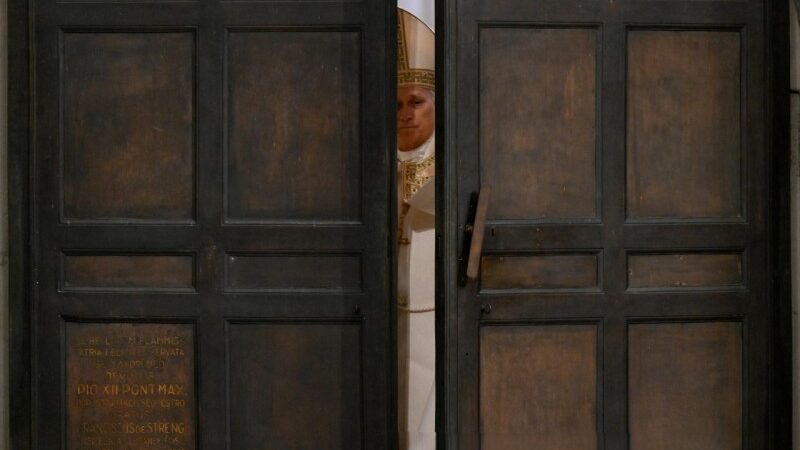 León XIV llama a redistribuir los bienes y a sustituir la industria de la guerra por el artesanado de la paz