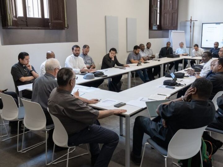 Presbíteros extranjeros y el futuro de los “rescoldos comunitarios”