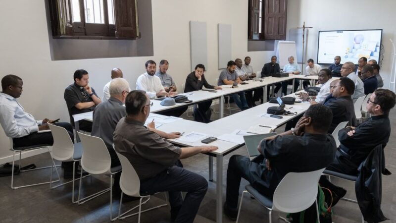 Presbíteros extranjeros y el futuro de los “rescoldos comunitarios”