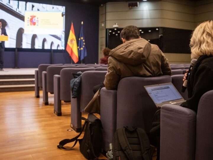 El Gobierno propone subir el SMI un 3,1% hasta 1.221 euros y mantiene la exención del IRPF