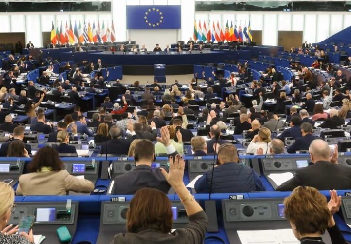 El Parlamento Europeo aprueba una directiva para que la transición ecológica y digital se rija por derechos laborales