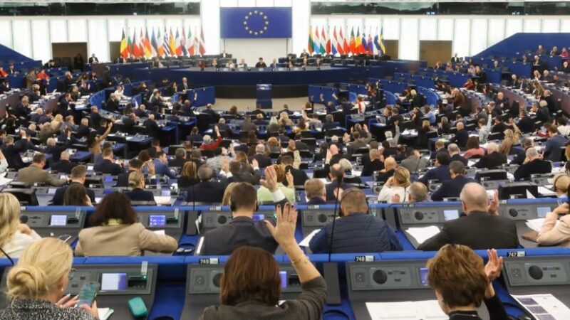 El Parlamento Europeo aprueba una directiva para que la transición ecológica y digital se rija por derechos laborales