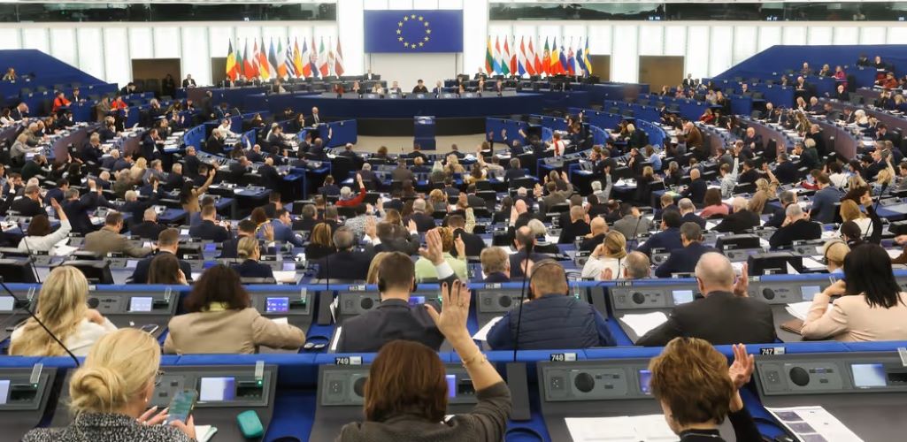 El Parlamento Europeo aprueba una directiva para que la transición ecológica y digital se rija por derechos laborales