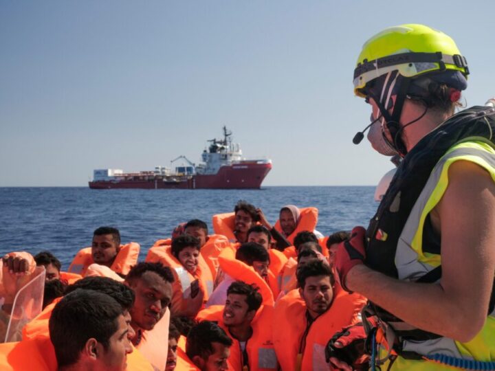 Organizaciones humanitarias denuncian que el endurecimiento migratorio “ataca los derechos” y pone en riesgo más vidas en el Mediterráneo
