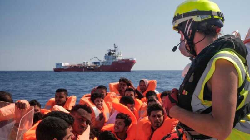 Organizaciones humanitarias denuncian que el endurecimiento migratorio “ataca los derechos” y pone en riesgo más vidas en el Mediterráneo