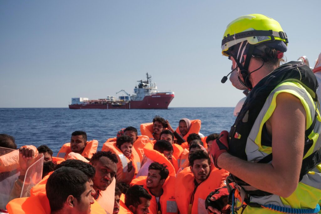 Organizaciones humanitarias denuncian que el endurecimiento migratorio “ataca los derechos” y pone en riesgo más vidas en el Mediterráneo