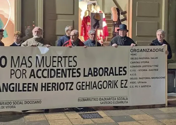 Gesto de solidaridad en Vitoria: No más muertes por accidentes laborales
