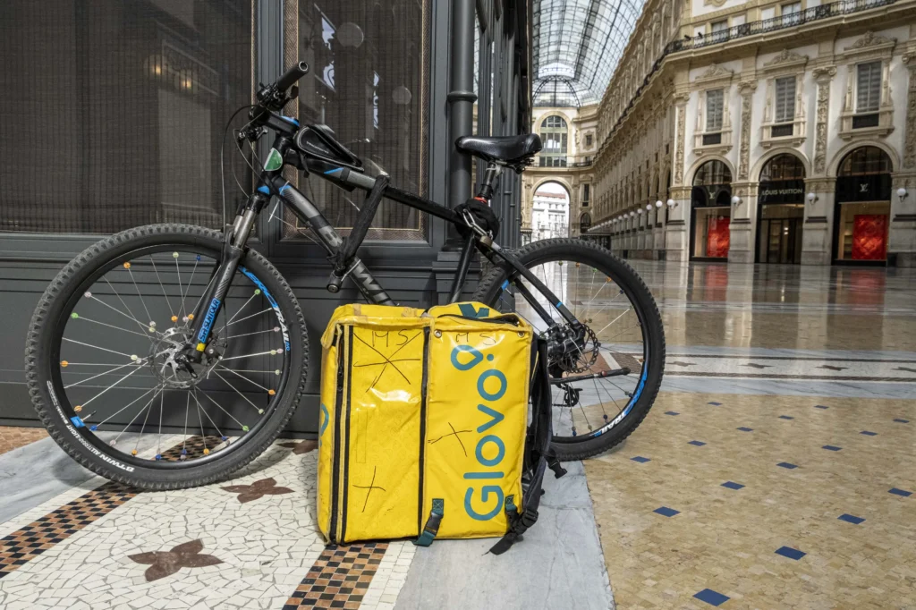 La justicia italiana actúa contra la filial de Glovo por explotación laboral