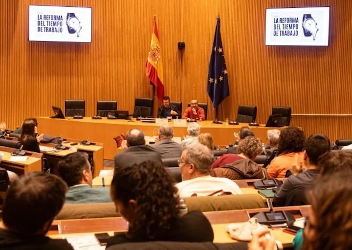 El debate sobre la reducción del tiempo de trabajo reaparece en el Congreso