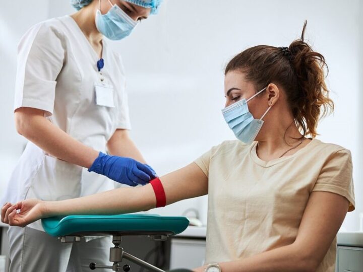 Asociaciones vecinales, sindicales y defensoras de lo público apoyan la ley contra la privatización de la sanidad