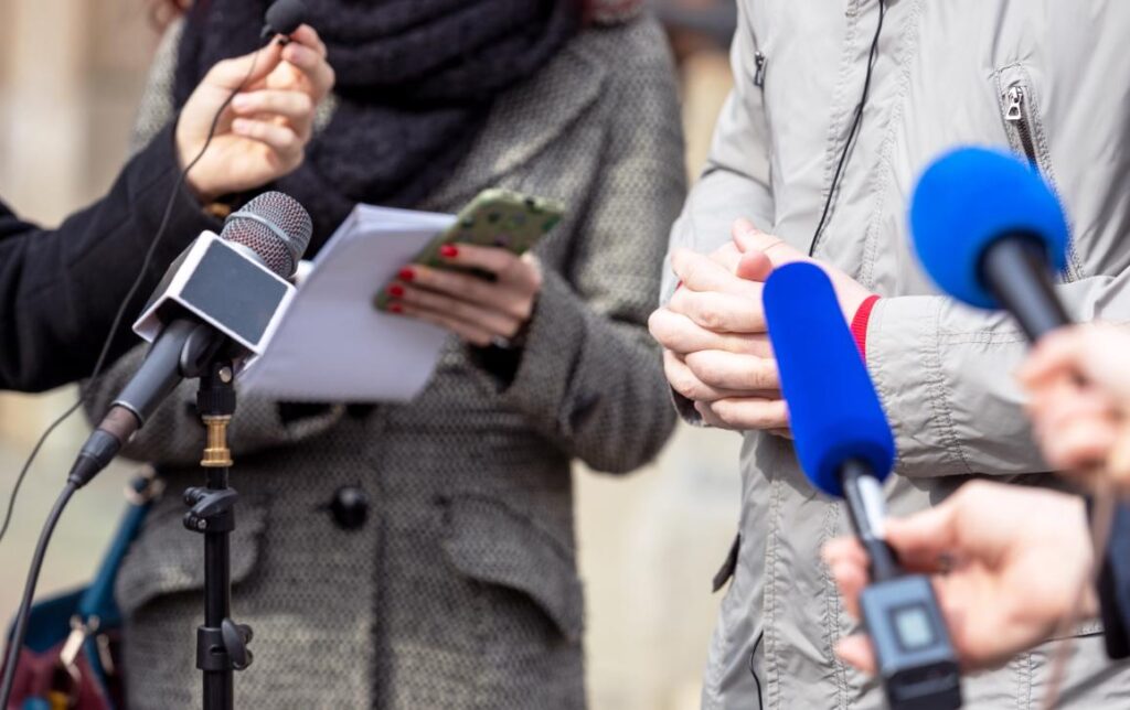 Los sindicatos piden protección para periodistas acosados y amenazados por grupos de extrema derecha