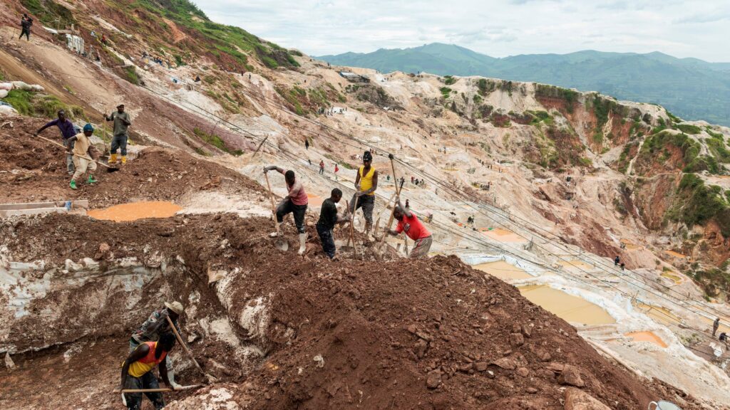 La sociedad civil denuncia el saqueo de minerales tras el derrumbe mortal de una mina en Rubaya (Congo)