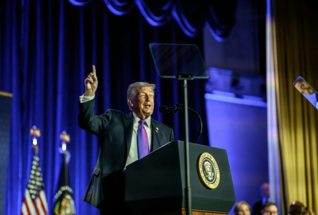 Trump se crea sus propios dolores de cabeza: golpea el mercado petrolero, amenaza la economía global y ya no sabe cuándo acabará la guerra