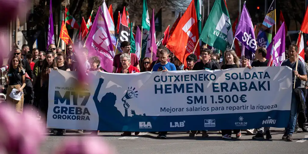 Miles de personas reclaman un SMI de 1.500 euros en Euskadi y Navarra