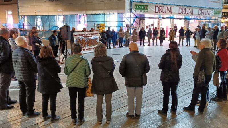 Un círculo de silencio en Málaga denuncia los discursos que vinculan migración e inseguridad