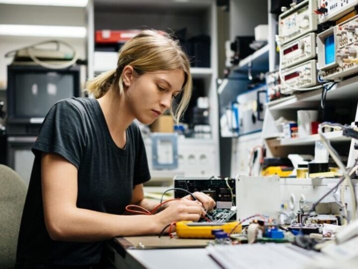 Cuatro generaciones de mujeres en la tecnología: avances, barreras y una brecha que persiste