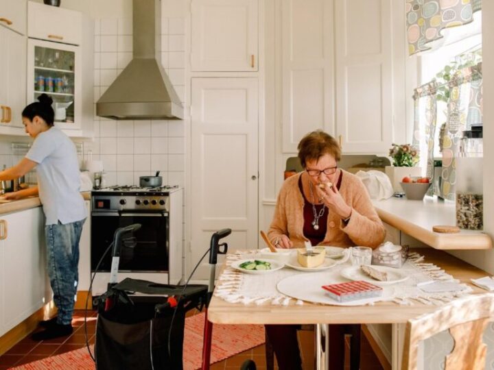 El trabajo crece con desigualdades en cuidados y formación