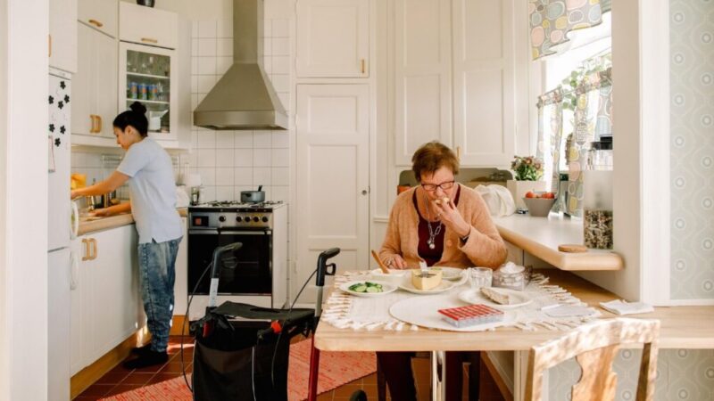 El trabajo crece con desigualdades en cuidados y formación