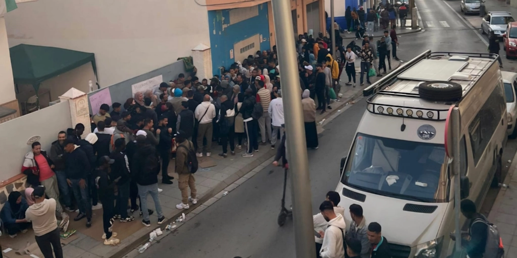 Almería Acoge denuncia la falta de disposición de las administraciones para atender las solicitudes de la regularización extraordinaria