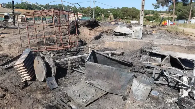 Un incendio en un asentamiento de Huelva deja sin hogar ni documentación a una docena de trabajadores migrantes