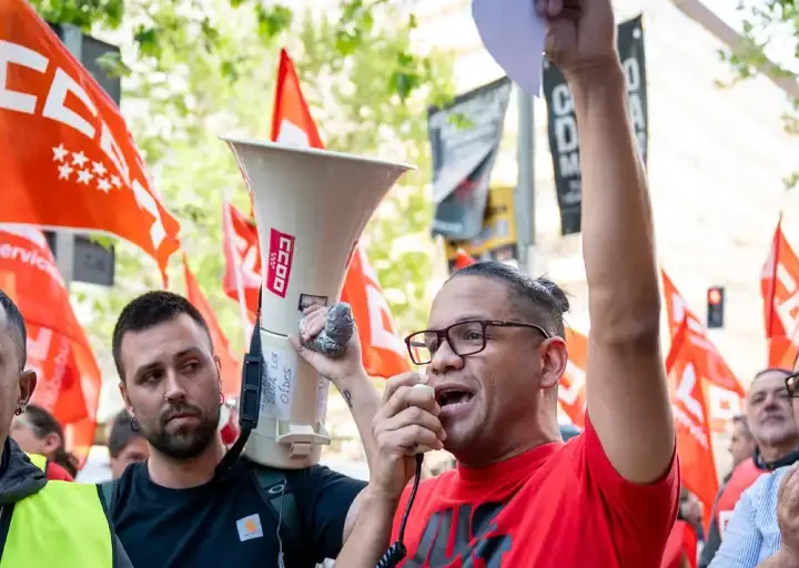“Riders” de Glovo protestan ante la sede de la compañía antes de la primera huelga estatal del sector