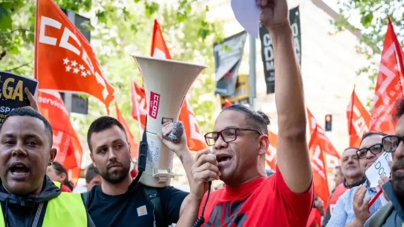 “Riders” de Glovo protestan ante la sede de la compañía antes de la primera huelga estatal del sector
