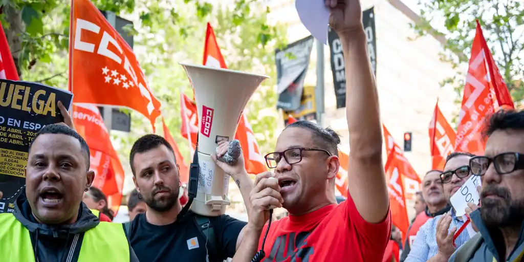 “Riders” de Glovo protestan ante la sede de la compañía antes de la primera huelga estatal del sector