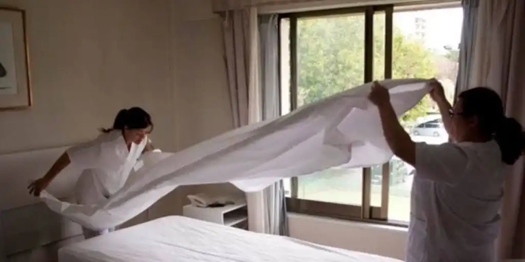 Piden extender la ley canaria que protege a las camareras de piso al conjunto del país