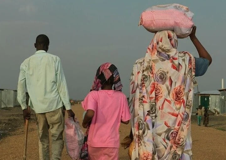 Cuatro años de guerra en Sudán provocan la mayor crisis humanitaria y de desplazamiento, en medio del recorte de la ayuda