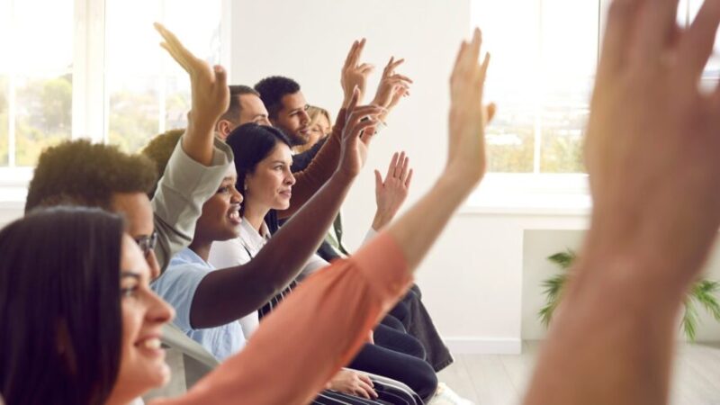 Qué son los minipúblicos y cómo fomentan la democracia deliberativa