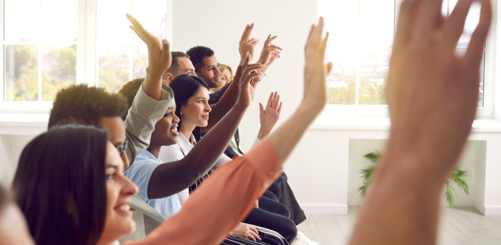 Qué son los minipúblicos y cómo fomentan la democracia deliberativa