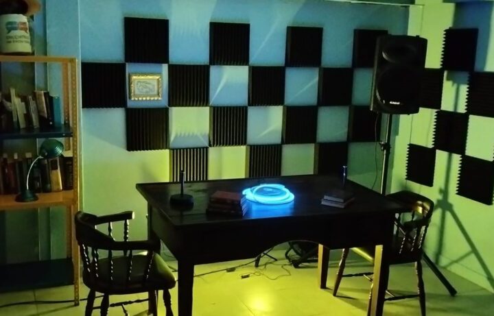 Un estudio audiovisual en un sótano parroquial para abrir conversación en el barrio