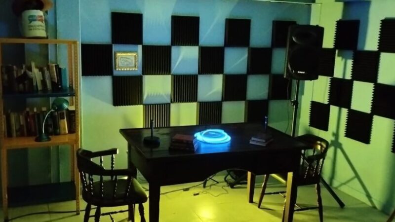 Un estudio audiovisual en un sótano parroquial para abrir conversación en el barrio