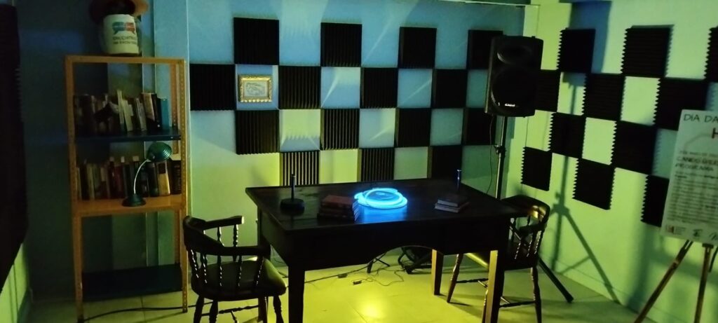 Un estudio audiovisual en un sótano parroquial para abrir conversación en el barrio