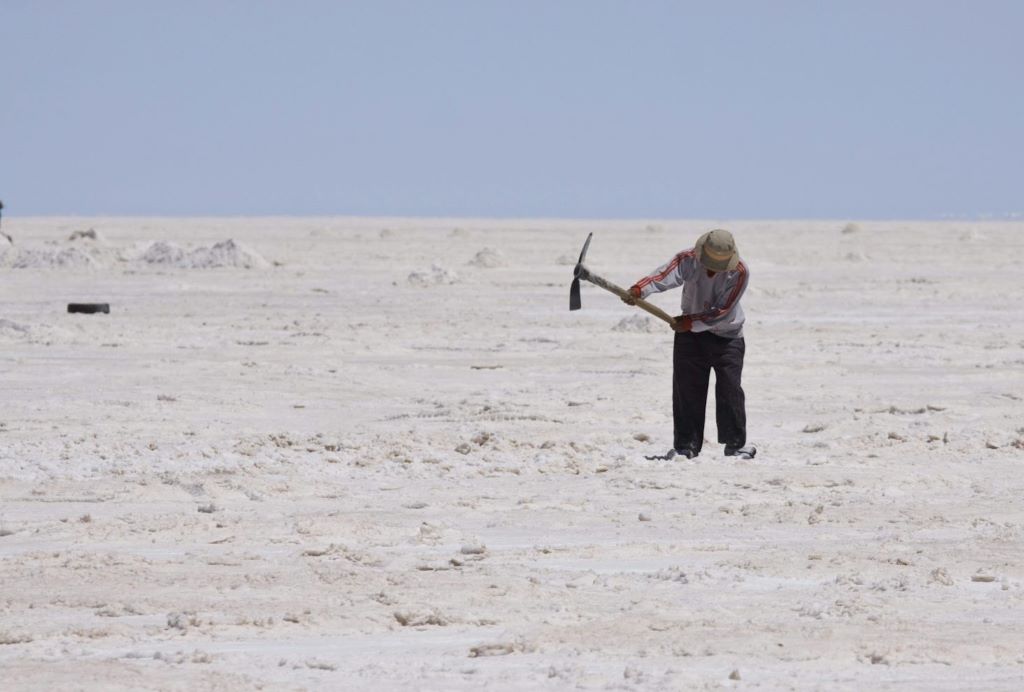 El impacto social de los coches eléctricos y de combustible: así afectan al empleo, la salud y la recaudación fiscal