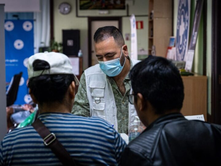 La sanidad pública sigue sin llegar a todas las personas residentes en nuestro país