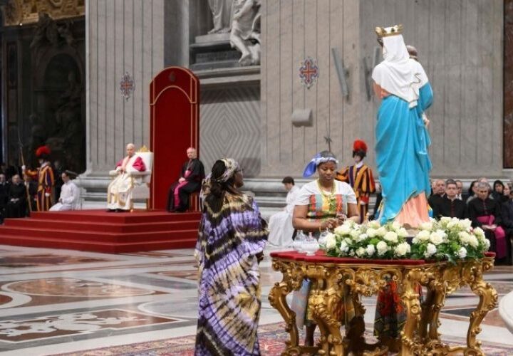 León XIV denuncia la “idolatría del dinero” como raíz de los conflictos armados en la vigilia por la paz