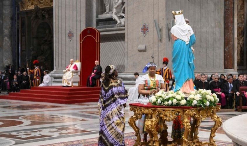 León XIV denuncia la “idolatría del dinero” como raíz de los conflictos armados en la vigilia por la paz