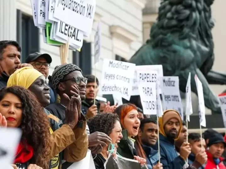 Colectivos migrantes denuncian noches en colas y reclaman una regularización extraordinaria “ágil, digna y garantista”