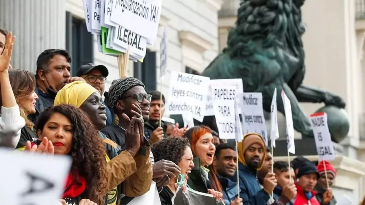Colectivos migrantes denuncian noches en colas y reclaman una regularización extraordinaria “ágil, digna y garantista”