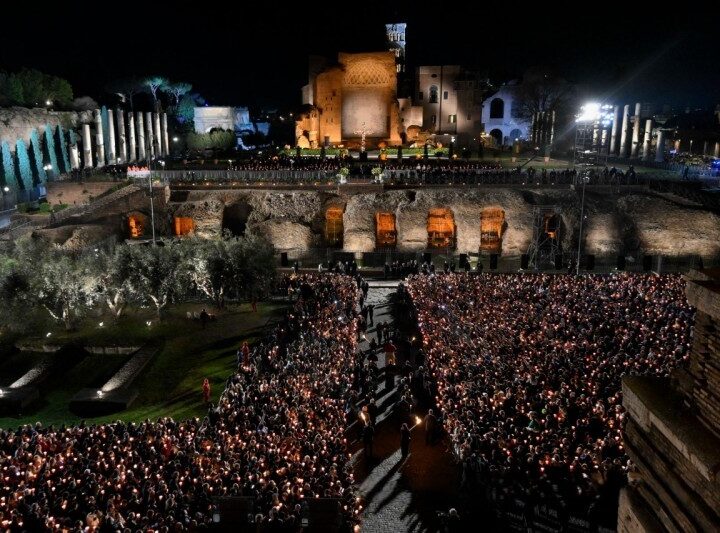 León XIV recorre el vía crucis con la cruz y lo sitúa en las heridas abiertas del mundo