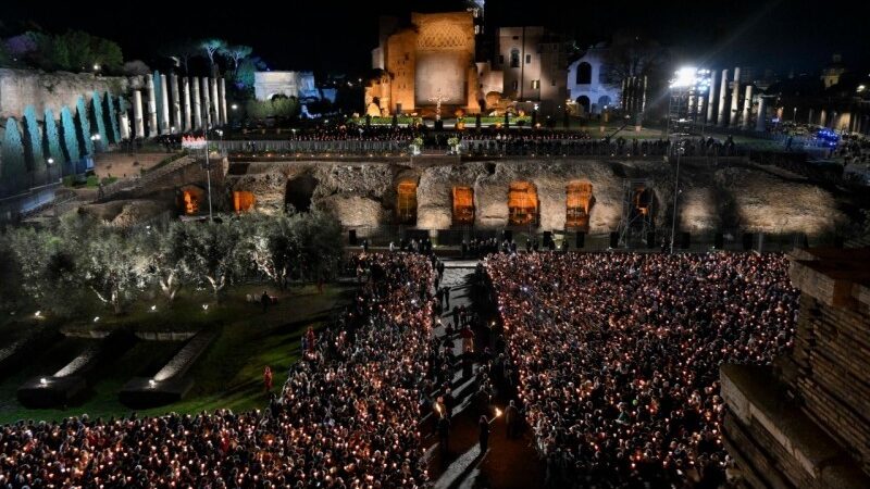 León XIV recorre el vía crucis con la cruz y lo sitúa en las heridas abiertas del mundo