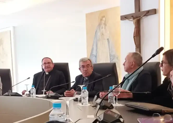 El encuentro entre obispos y sindicatos abre la colaboración en defensa del trabajo decente y justicia social
