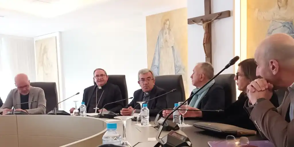 El encuentro entre obispos y sindicatos abre la colaboración en defensa del trabajo decente y justicia social