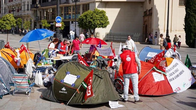 Un acuerdo agridulce en la limpieza municipal de Sevilla mantiene el empleo pero privatiza el servicio