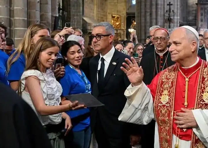 León XIV invita a “caminar juntos” en su mensaje en la catedral de Barcelona