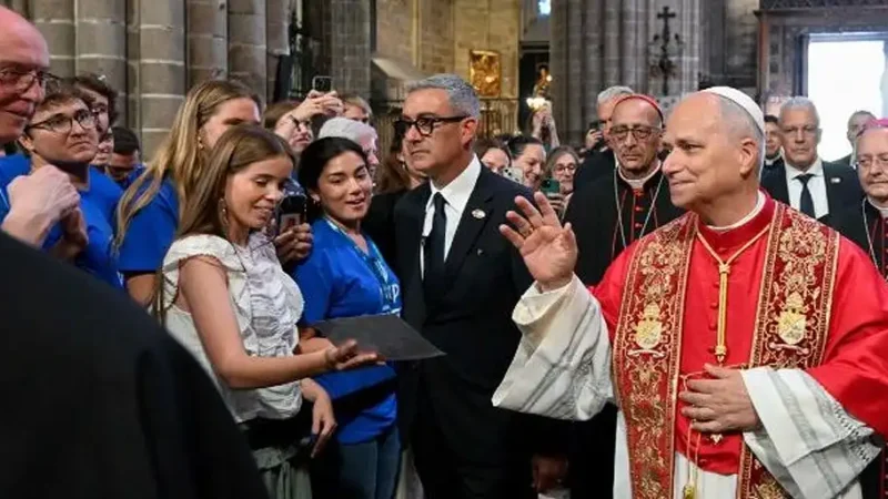 León XIV invita a “caminar juntos” en su mensaje en la catedral de Barcelona