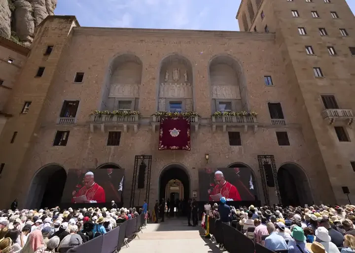 El Papa convierte su visita en Montserrat en una invitación a “arrojar las armas” y apostar por la fraternidad