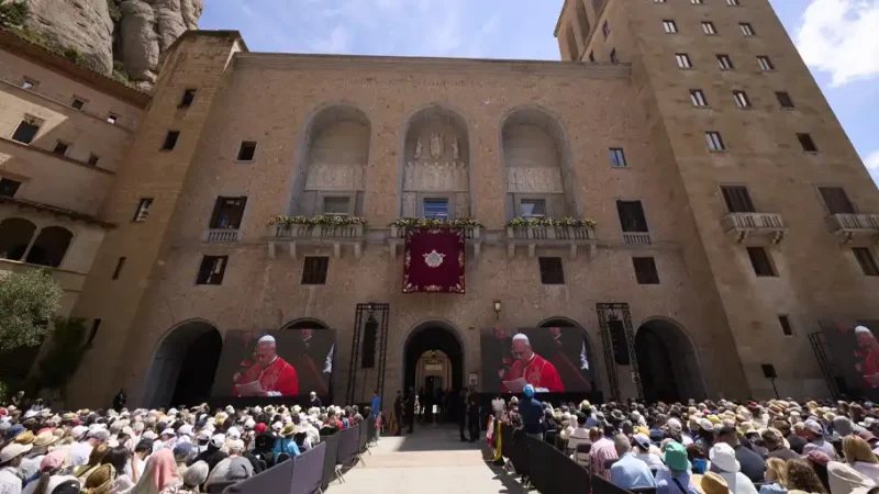 El Papa convierte su visita en Montserrat en una invitación a “arrojar las armas” y apostar por la fraternidad